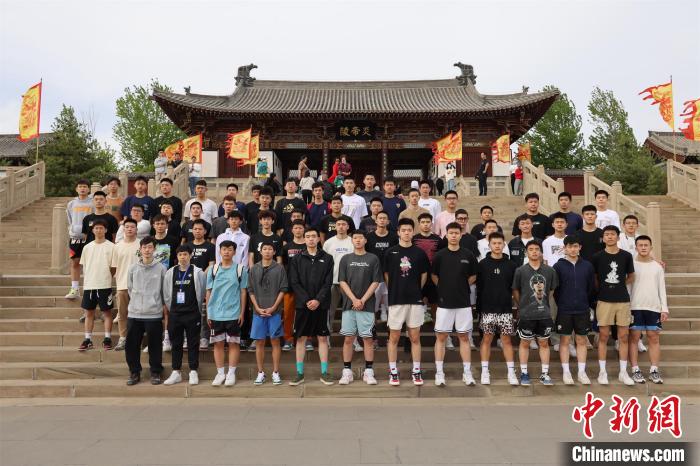 比賽結(jié)束后，兩岸學(xué)生參訪高平炎帝陵?！≈鬓k方供圖