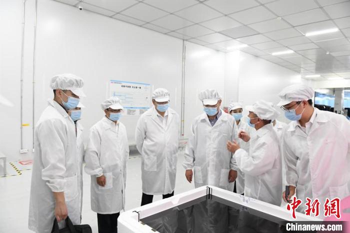 圖為蔡達(dá)峰一行在惠科電子(北海)科技產(chǎn)業(yè)園調(diào)研。　林浩 攝