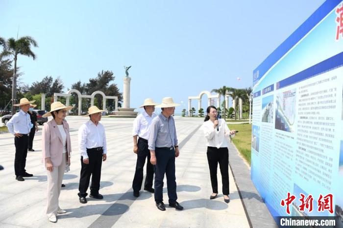 圖為蔡達(dá)峰一行了解北海銀灘景區(qū)改造提升工程情況?！×趾?攝