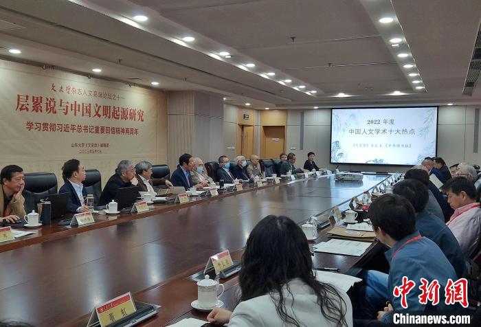2022年度“中國(guó)人文學(xué)術(shù)十大熱點(diǎn)”在現(xiàn)場(chǎng)發(fā)布?！≮w曉 攝