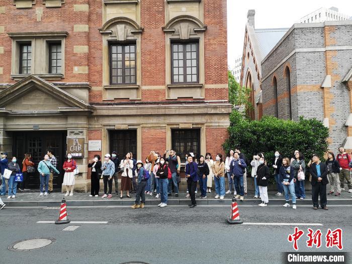 新階層人士走讀“外灘源”?！》队畋?攝