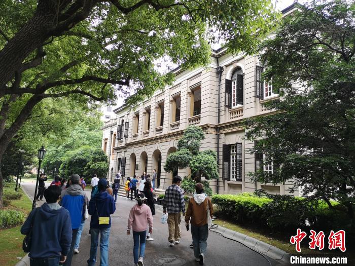 新階層人士參觀英國駐滬領(lǐng)事館?！》队畋?攝