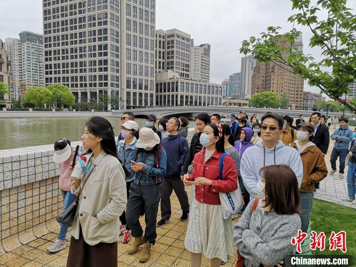新階層人士走讀黃浦蘇州河沿岸。　范宇斌 攝