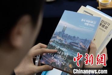 參展觀眾閱讀浙江文旅手冊。　丁振哲 攝