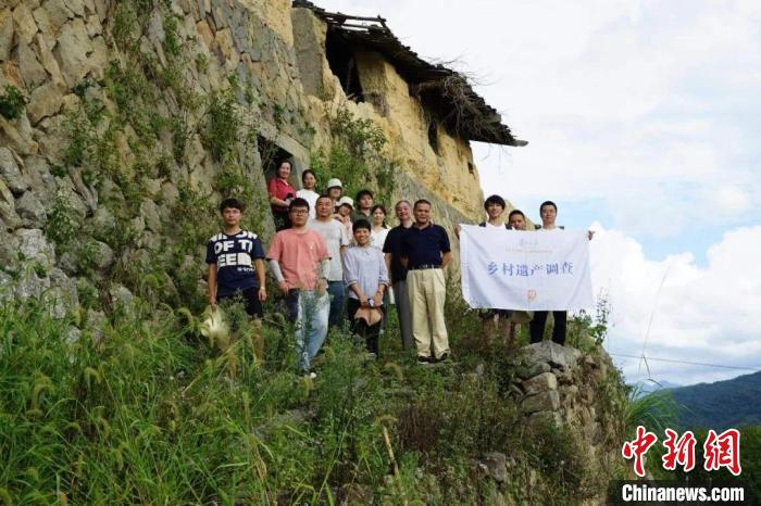 杜曉帆與該中心教師團(tuán)隊(duì)調(diào)研足跡遍布全中國各省市800多個(gè)城鄉(xiāng)聚落、文化景觀等?！?fù)旦大學(xué)國土與文化資源研究中心供圖