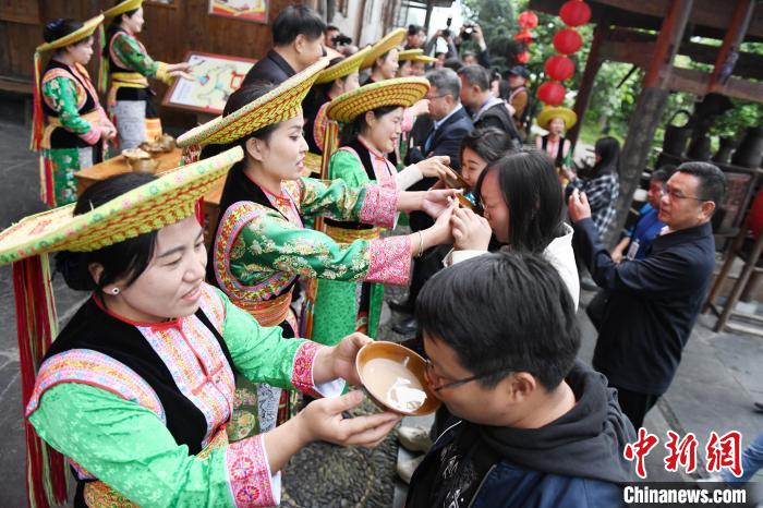 楓香瑤寨村民用攔門酒熱情迎接客人。　楊華峰 攝