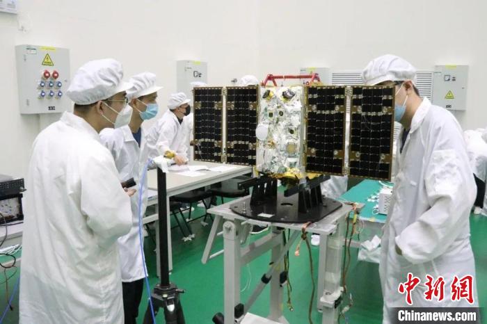 圖為大連1號—連理衛(wèi)星試驗中?！〈筮B理工大學(xué)供圖