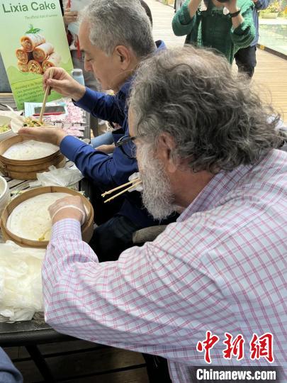 外交官們體驗(yàn)做立夏餅?！∪A東師范大學(xué)供圖