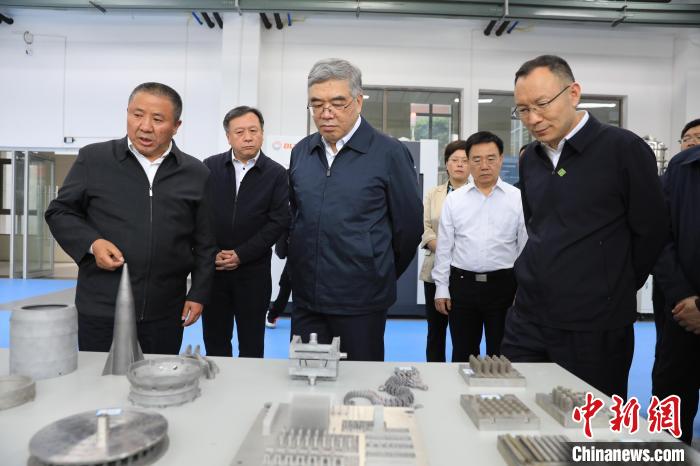 民進中央常務副主席朱永新率調(diào)研組赴四川開展重點考察調(diào)研。圖為在四川工程職業(yè)技術(shù)學院考察調(diào)研?！∶襁M中央供圖