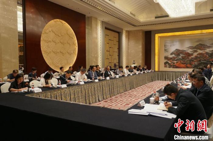 民進中央主席蔡達峰近日率調(diào)研組赴江蘇開展重點考察調(diào)研。圖為在調(diào)研座談會現(xiàn)場?！∶襁M中央供圖