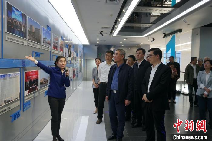 民進中央主席蔡達峰近日率調(diào)研組赴江蘇開展重點考察調(diào)研。圖為在江陰實地考察雙良集團有限公司?！O權(quán) 攝