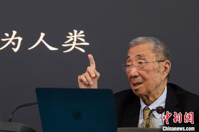 高能論壇上，丁肇中先生與現(xiàn)場(chǎng)聽(tīng)眾交流?！?lt;a target='_blank' href='/'><p  align=