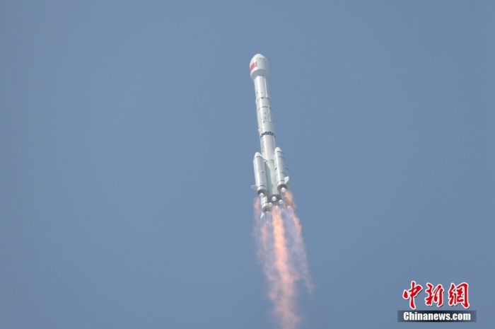 5月17日10時(shí)49分，我國(guó)在西昌衛(wèi)星發(fā)射中心用長(zhǎng)征三號(hào)乙運(yùn)載火箭，成功發(fā)射第五十六顆北斗導(dǎo)航衛(wèi)星。該衛(wèi)星屬地球靜止軌道衛(wèi)星，是我國(guó)北斗三號(hào)工程的首顆備份衛(wèi)星。入軌并完成在軌測(cè)試后，將接入北斗衛(wèi)星導(dǎo)航系統(tǒng)。此次發(fā)射是北斗三號(hào)工程高密度組網(wǎng)之后，時(shí)隔3年的首發(fā)任務(wù)。朱磊 攝
