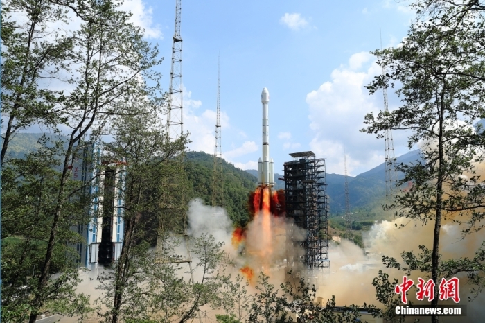 5月17日10時(shí)49分，我國(guó)在西昌衛(wèi)星發(fā)射中心用長(zhǎng)征三號(hào)乙運(yùn)載火箭，成功發(fā)射第五十六顆北斗導(dǎo)航衛(wèi)星。該衛(wèi)星屬地球靜止軌道衛(wèi)星，是我國(guó)北斗三號(hào)工程的首顆備份衛(wèi)星。入軌并完成在軌測(cè)試后，將接入北斗衛(wèi)星導(dǎo)航系統(tǒng)。此次發(fā)射是北斗三號(hào)工程高密度組網(wǎng)之后，時(shí)隔3年的首發(fā)任務(wù)。楊志遠(yuǎn) 攝