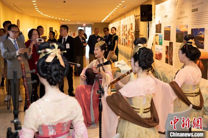 當(dāng)?shù)貢r間5月19日，中國常駐聯(lián)合國代表團(tuán)、中國文化和旅游部、泉州市人民政府在紐約聯(lián)合國總部聯(lián)合舉辦“茶和天下·雅集”主題展覽和招待會。圖為展覽現(xiàn)場泉州南音表演。 <a target='_blank' href='/' _fcksavedurl='/'><p  align=