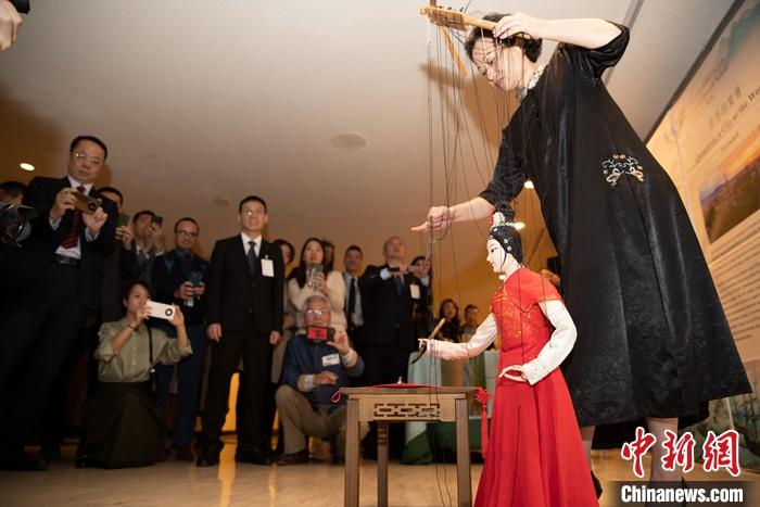 當(dāng)?shù)貢r間5月19日，中國常駐聯(lián)合國代表團(tuán)、中國文化和旅游部、泉州市人民政府在紐約聯(lián)合國總部聯(lián)合舉辦“茶和天下·雅集”主題展覽和招待會。圖為展覽表演泉州提線木偶寫書法。 <a target='_blank' href='/' _fcksavedurl='/'><p  align=