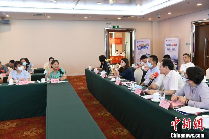 圖為中國銀行廣西分行代表在回應(yīng)桂林歸義生態(tài)農(nóng)業(yè)有限公司總經(jīng)理夏月紅的貸款需求?！∈Y雪林 攝