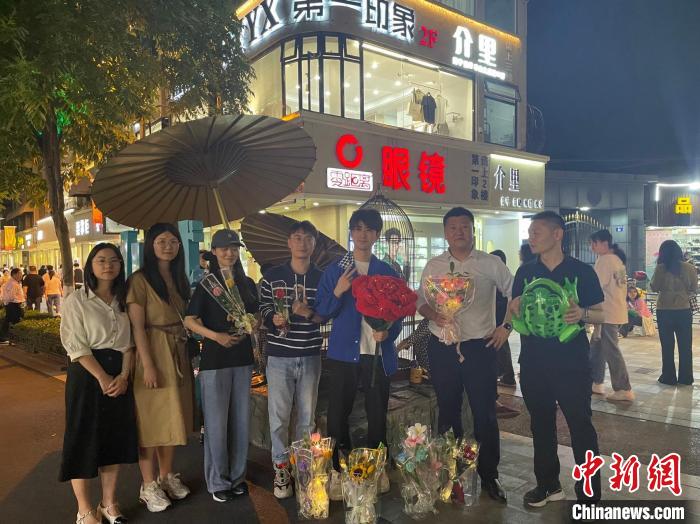 在東陽(yáng)橫店，宣講團(tuán)導(dǎo)師、成員與橫店演員(右三)合影?！?東陽(yáng)市融媒體中心 供圖