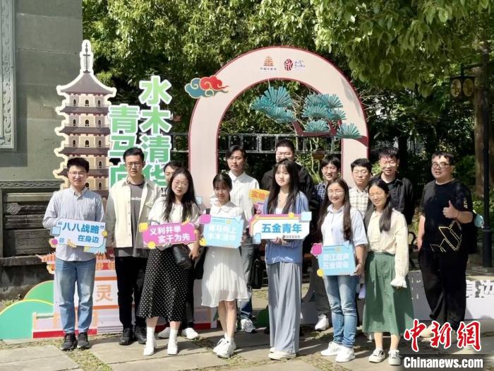 宣講團(tuán)成員在永康市合影。　呂鈺寧 攝