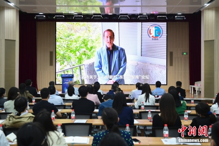 5月30日，<a target='_blank' href='/'>中新社</a>第二屆“東西問智庫(kù)”主題論壇在北京舉行，多位中外專家圍繞“AI革命與文明進(jìn)化”展開討論。圖為美國(guó)加州理工學(xué)院電氣工程和計(jì)算機(jī)科學(xué)教授、人工智能專家亞瑟·阿布-穆斯塔法通過視頻在論壇上作主旨演講。<a target='_blank' href='/'>中新社</a>記者 田雨昊 攝