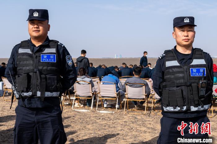 圖為承擔(dān)神舟十六號(hào)載人飛船安保任務(wù)的移民管理警察?！∨ｖ?攝