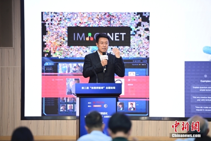 5月30日，<a target='_blank' href='/'>中新社</a>第二屆“東西問智庫”主題論壇在北京舉行，多位中外專家圍繞“AI革命與文明進(jìn)化”展開討論。圖為商湯智能產(chǎn)業(yè)研究院創(chuàng)始院長田豐在論壇上作主旨演講。<a target='_blank' href='/'>中新社</a>記者 田雨昊 攝