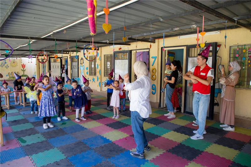 圖為中埃青年志愿者在埃及新開羅幼兒園開展“志愿服務(wù)伴成長，中埃攜手慶六一”活動(dòng)。中建埃及分公司供圖
