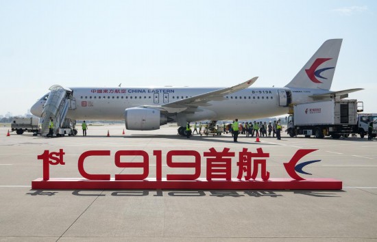 這是在上海虹橋國(guó)際機(jī)場(chǎng)停機(jī)坪拍攝的C919飛機(jī)（5月28日攝）。新華社記者丁汀攝