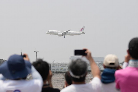 5月28日，C919首個(gè)商業(yè)航班東航MU9191飛抵北京首都國(guó)際機(jī)場(chǎng)。新華社記者鞠煥宗攝