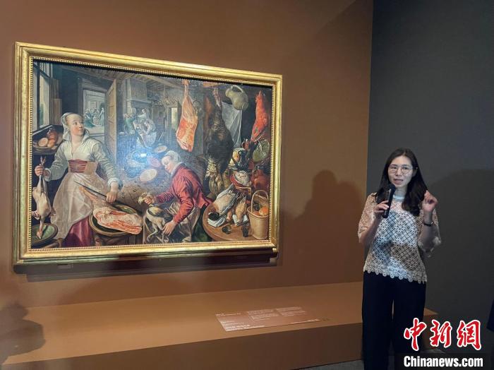 當(dāng)?shù)貢r間6月1日，韓國國立中央博物館講解員在向游客講解畫作。　萬佳欣 攝