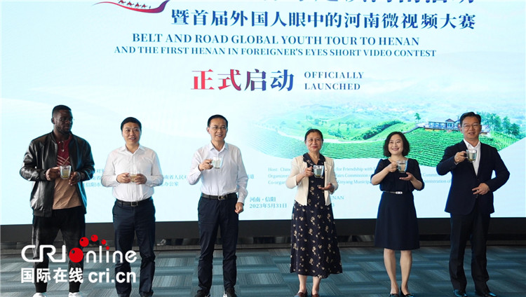 與會嘉賓共同舉杯啟動活動。賈親親 攝