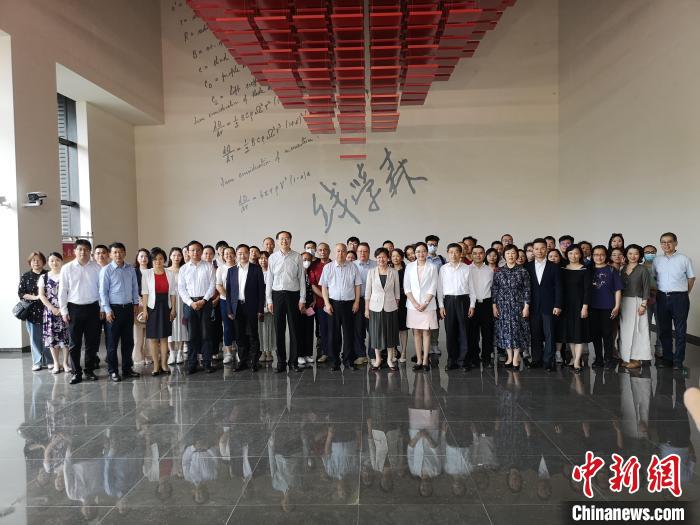 上海僑界人士參觀上海交通大學(xué)錢學(xué)森圖書館?！》队畋?攝