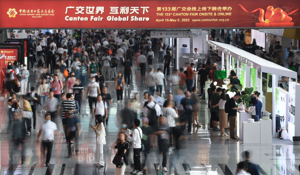 這是4月15日拍攝的廣交會現(xiàn)場。第133屆中國進(jìn)出口商品交易會（廣交會）全面恢復(fù)線下展，吸引220多個(gè)國家和地區(qū)的數(shù)十萬采購商報(bào)名參會。新華社記者 鄧華 攝
