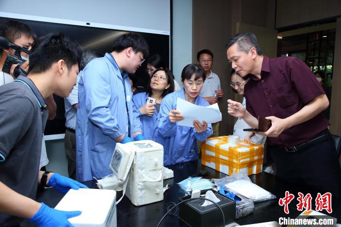 科研人員清點(diǎn)、查看隨神舟十五號(hào)返回地面的空間科學(xué)實(shí)驗(yàn)樣品?！≈锌圃嚎臻g應(yīng)用中心 供圖