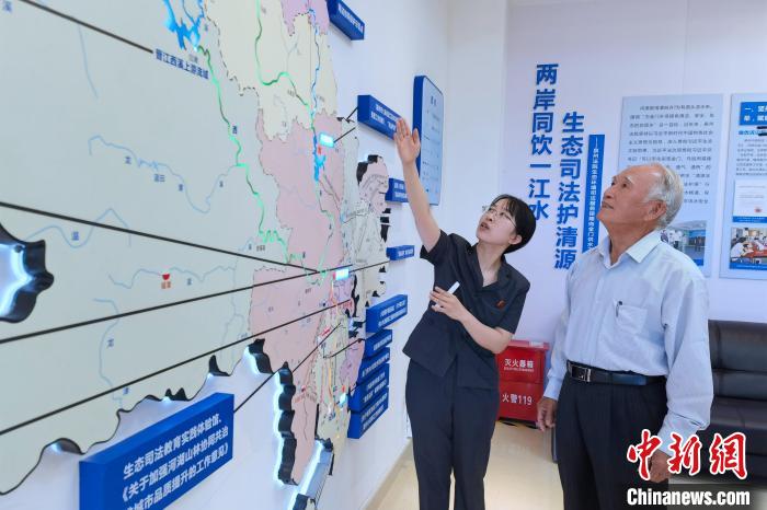 金門同胞參觀金門供水水源生態(tài)司法保護基地?！O虹 攝