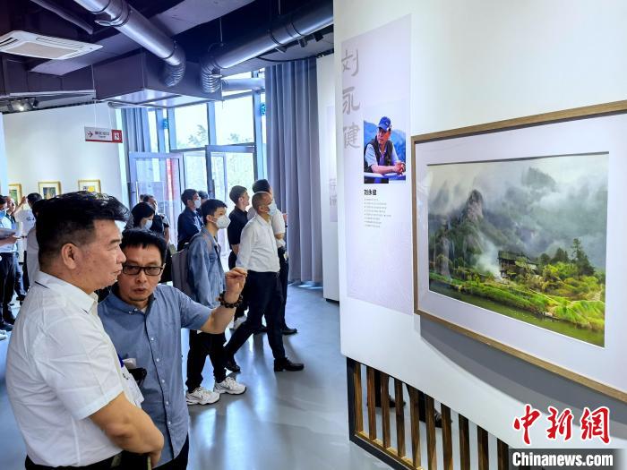 海峽兩岸藝術(shù)家畫展上，藝術(shù)家進(jìn)行藝術(shù)交流。　付敬懿 攝