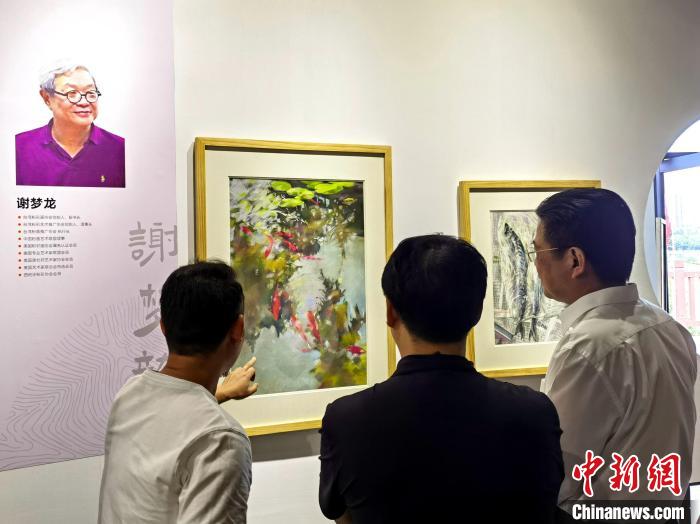 “求同存藝——海峽兩岸藝術(shù)家畫展”展出百余幅兩岸藝術(shù)家畫作?！「毒窜?攝
