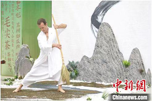 圖為《信陽毛尖·茶舞》沉浸式藝術(shù)表演?！⌒抨柺形麄鞑抗﹫D