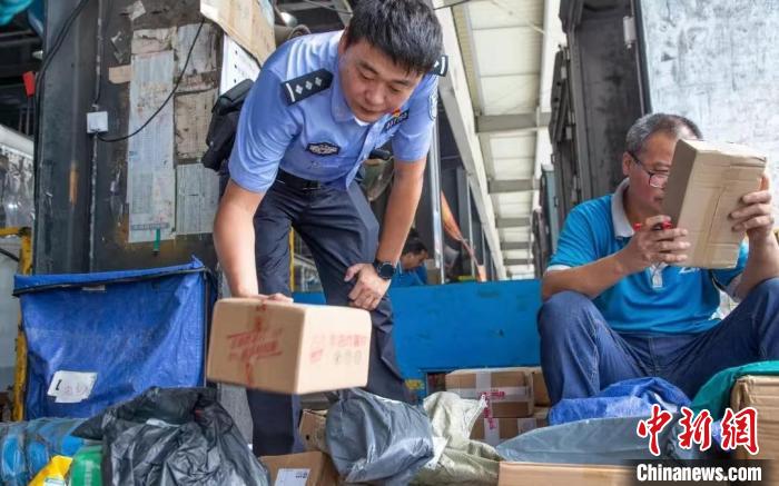 肥東縣公安局針對劇毒化學品和易制爆危險化學品生產(chǎn)企業(yè)開展安全檢查工作?！『戏示焦﹫D