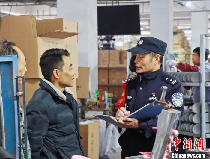 3月30日，大興派出所民警來到轄區(qū)中小企業(yè)，開展“為民為企為項目”走訪活動。　合肥警方供圖