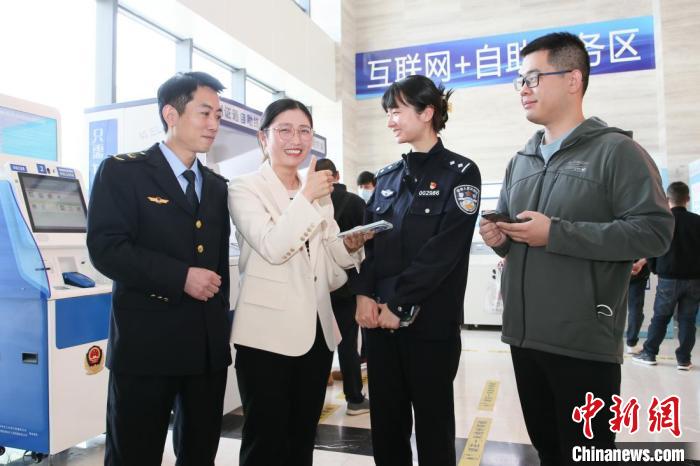 4月10日，安徽合肥，一家運輸企業(yè)負責人在工作人員的指導下，使用小程序辦理車管業(yè)務。　合肥警方供圖