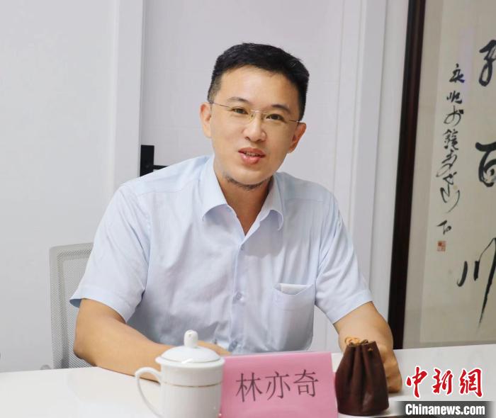 臺(tái)灣創(chuàng)新聯(lián)合建筑協(xié)會(huì)理事長林亦奇講述設(shè)立驛站愿景?！窃式?攝