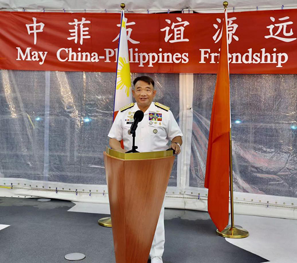 菲海軍司令阿達(dá)奇代表菲馬科斯總統(tǒng)歡迎“戚繼光”艦到訪。中國駐菲律賓大使館供圖