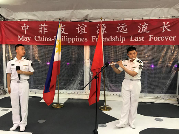 艦上官兵表演歌舞、民樂、武術(shù)等節(jié)目。中國駐菲律賓大使館供圖