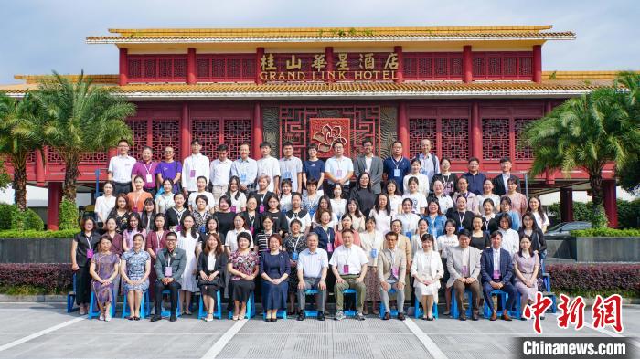 與會(huì)嘉賓合影留念。　羅詩慶 攝