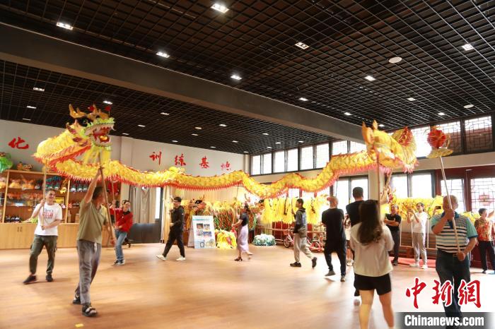 臺(tái)胞臺(tái)屬體驗(yàn)舞龍?！≈芪的裙﹫D