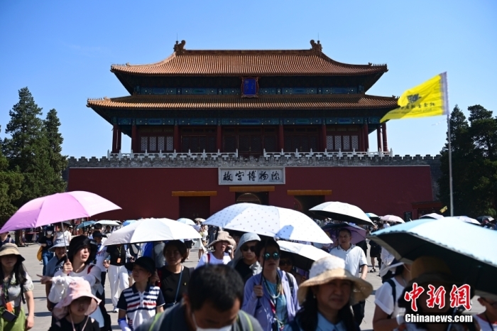 6月22日，北京，游客從故宮博物院神武門走出。當(dāng)日是端午節(jié)假期首日，北京旅游景區(qū)游客眾多。<a target='_blank' href='/'><p  align=