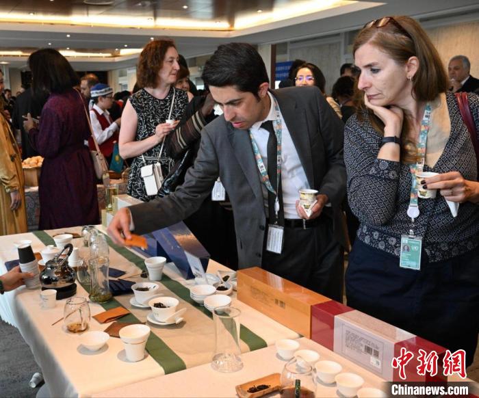 現(xiàn)場觀眾觀看中國展臺茶藝表演、了解茶文化?！【笜?攝