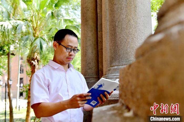 圖為福建師范大學(xué)教育學(xué)院臺(tái)灣教師陳昭志正在看書?！蚊?攝