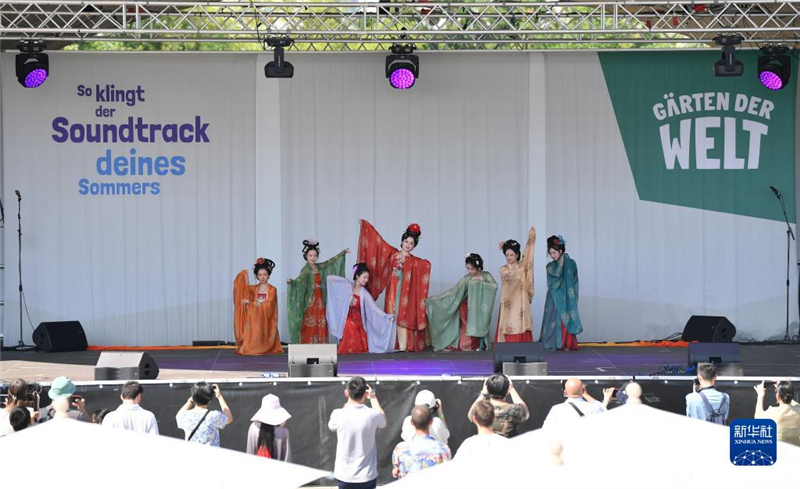 7月8日，在德國柏林世界公園，漢服愛好者進行漢服展示。新華社記者 任鵬飛 攝
